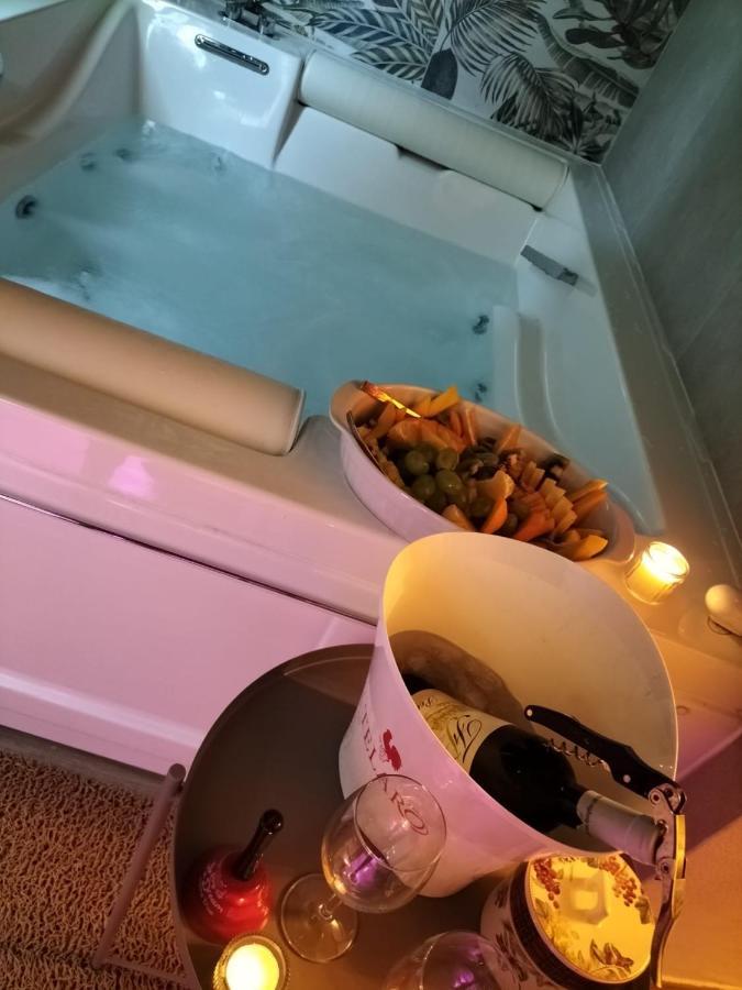 A Due Passi Da Hotel Formia Kültér fotó